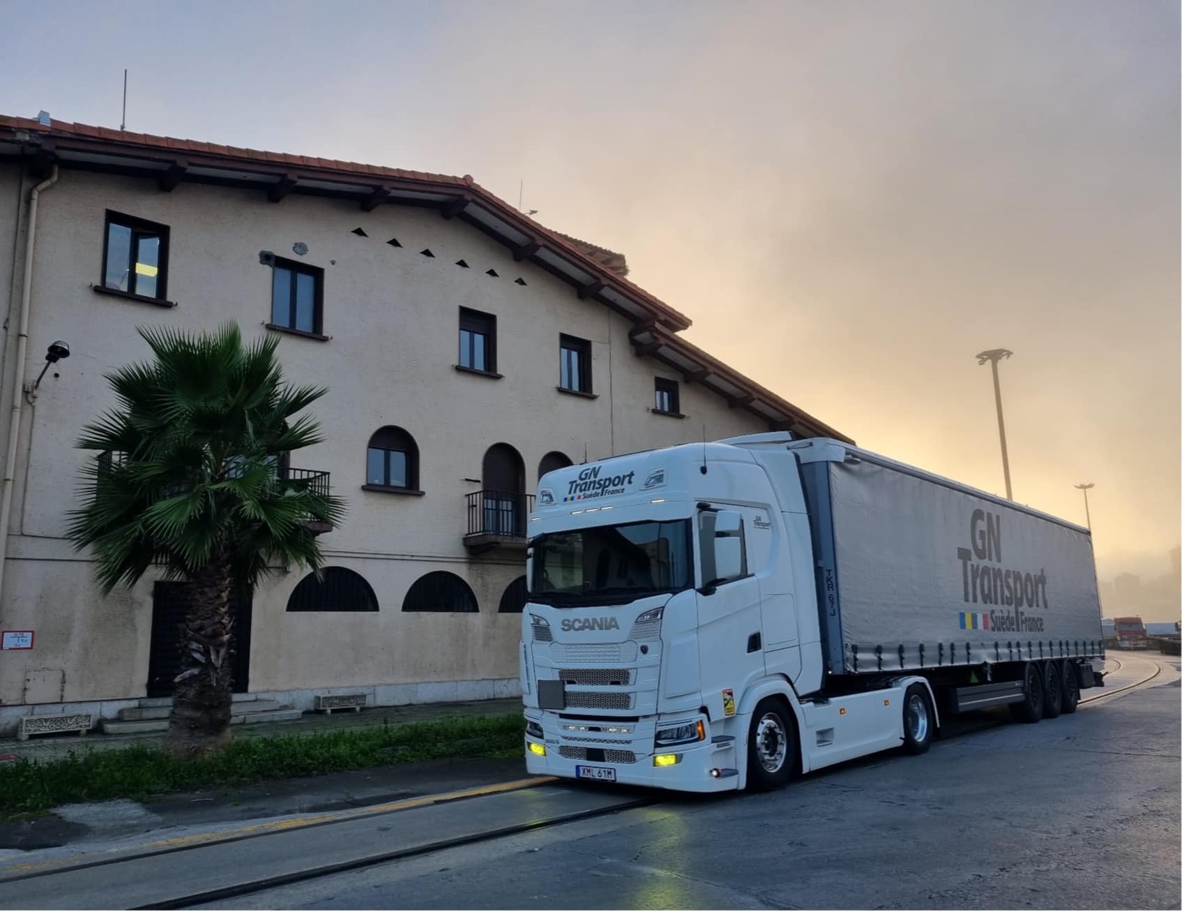 Camion GN à la maison avec palmier